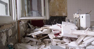 Демонтаж хрущевки в Малгобеке - удаление старых полов и стен по выгодной цене от 1776 рублей.