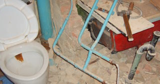 Профессиональный демонтаж перегородки ванной и туалета в Малгобеке - от 575 рублей